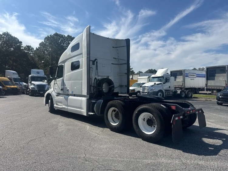 2022 Volvo VNL 760 - image 5