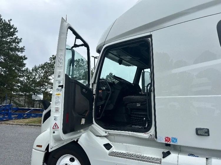 2022 Volvo VNL 760 - image 9