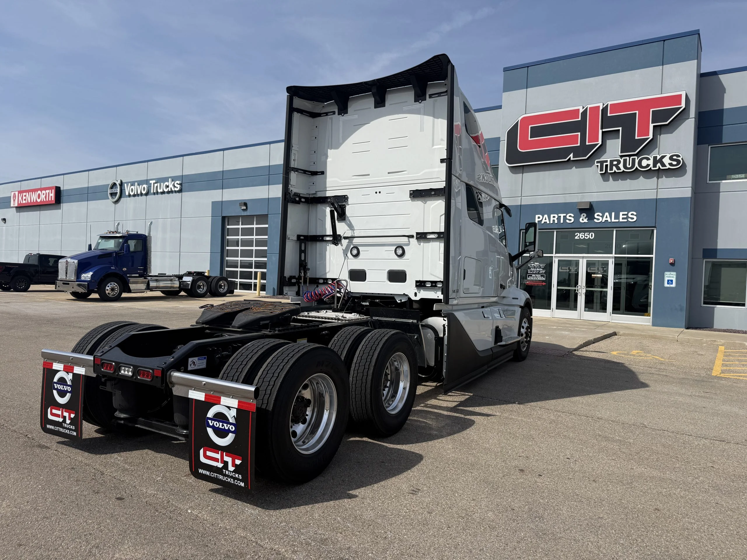 2027 Volvo VNL 860 - image 5