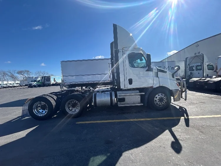 2021 Freightliner Cascadia in Brooklyn Park, MN — photo 8