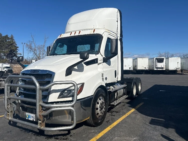 2021 Freightliner Cascadia in Brooklyn Park, MN — photo 3