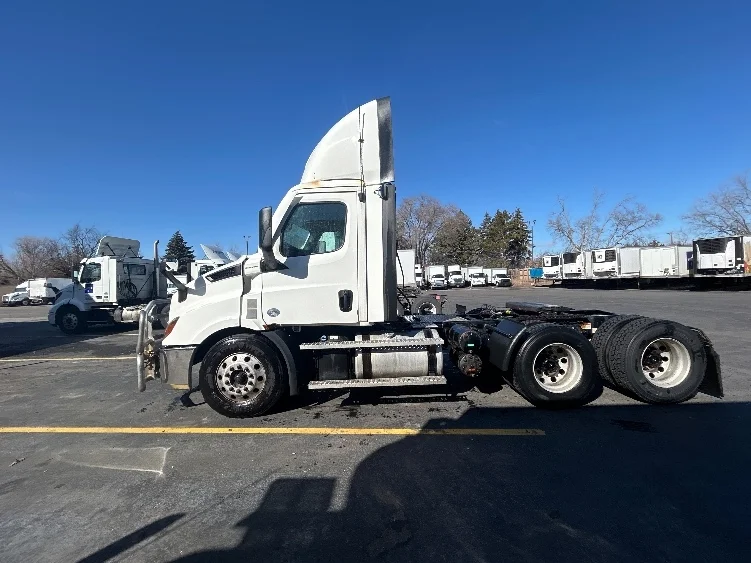 2021 Freightliner Cascadia in Brooklyn Park, MN — photo 4