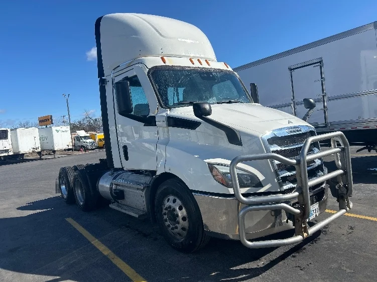 2021 Freightliner Cascadia in Brooklyn Park, MN