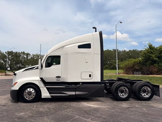 2023 Kenworth T680 in Kansas City, MO — photo 2