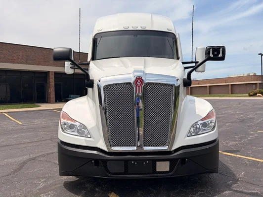 2023 Kenworth T680 in Kansas City, MO — photo 12