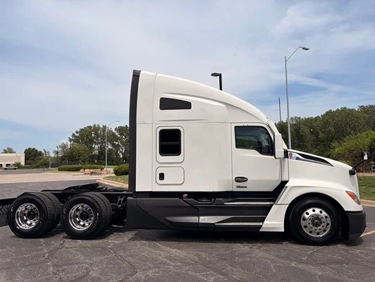 2023 Kenworth T680 in Kansas City, MO — photo 11