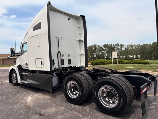 2023 Kenworth T680 in Kansas City, MO — photo 3