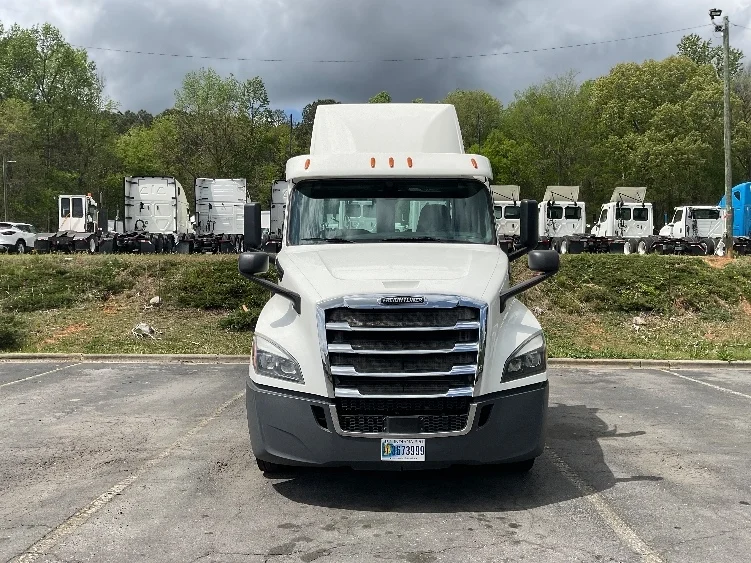 2020 Freightliner Cascadia - image 2
