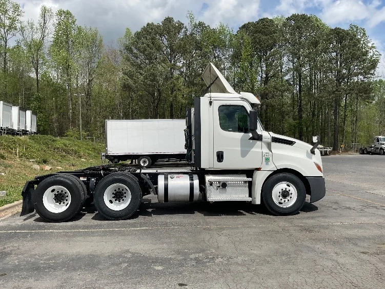 2020 Freightliner Cascadia - image 8