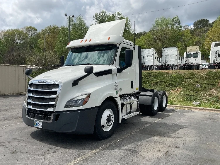 2020 Freightliner Cascadia - image 3
