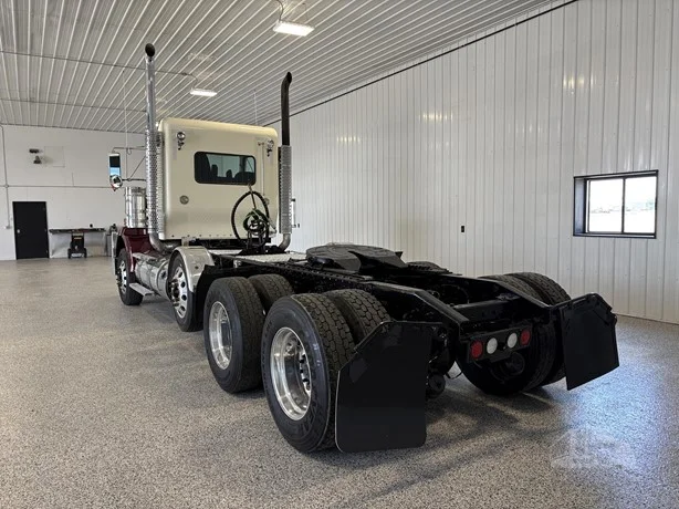 2020 Kenworth T800 in Hartford, SD — photo 2