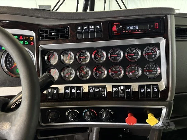 2020 Kenworth T800 in Hartford, SD — photo 14