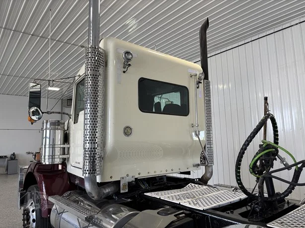 2020 Kenworth T800 in Hartford, SD — photo 10