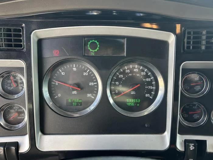 2019 Kenworth T800 - image 13