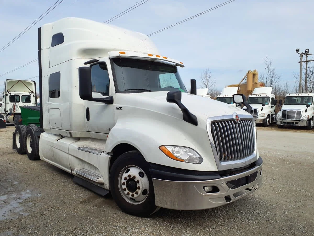 2020 International LT - image 3