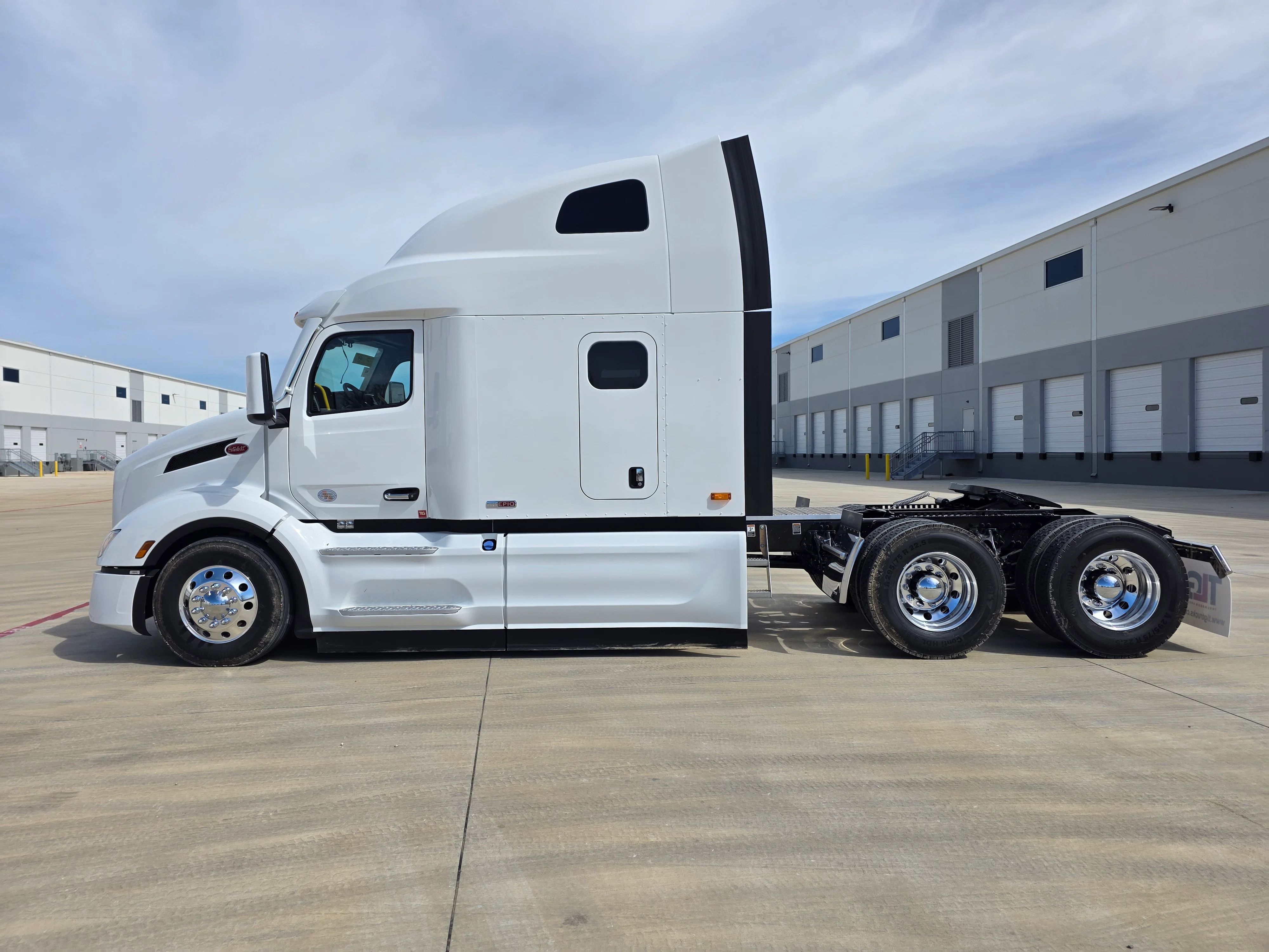 2027 Peterbilt 579 in Charlotte, NC — photo 2
