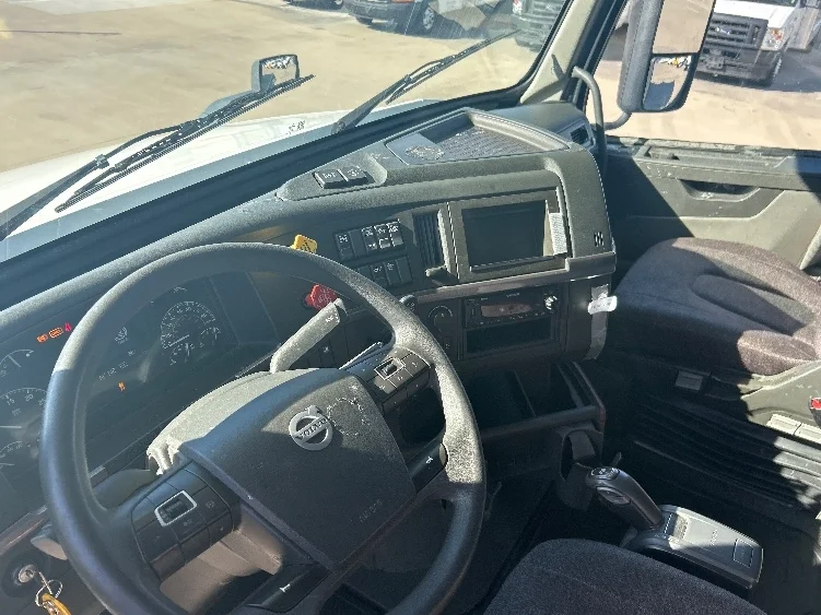 2023 Volvo VNL 760 - image 10