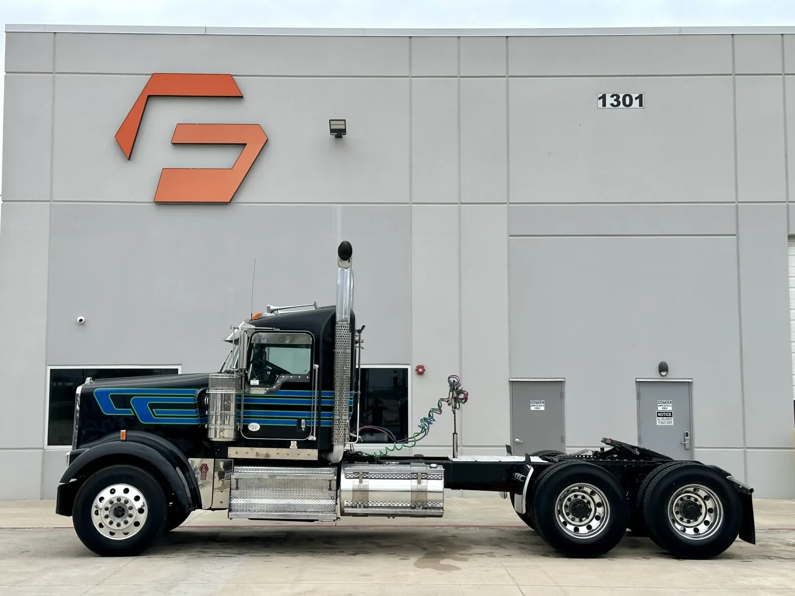 2020 Kenworth W900 - image 4