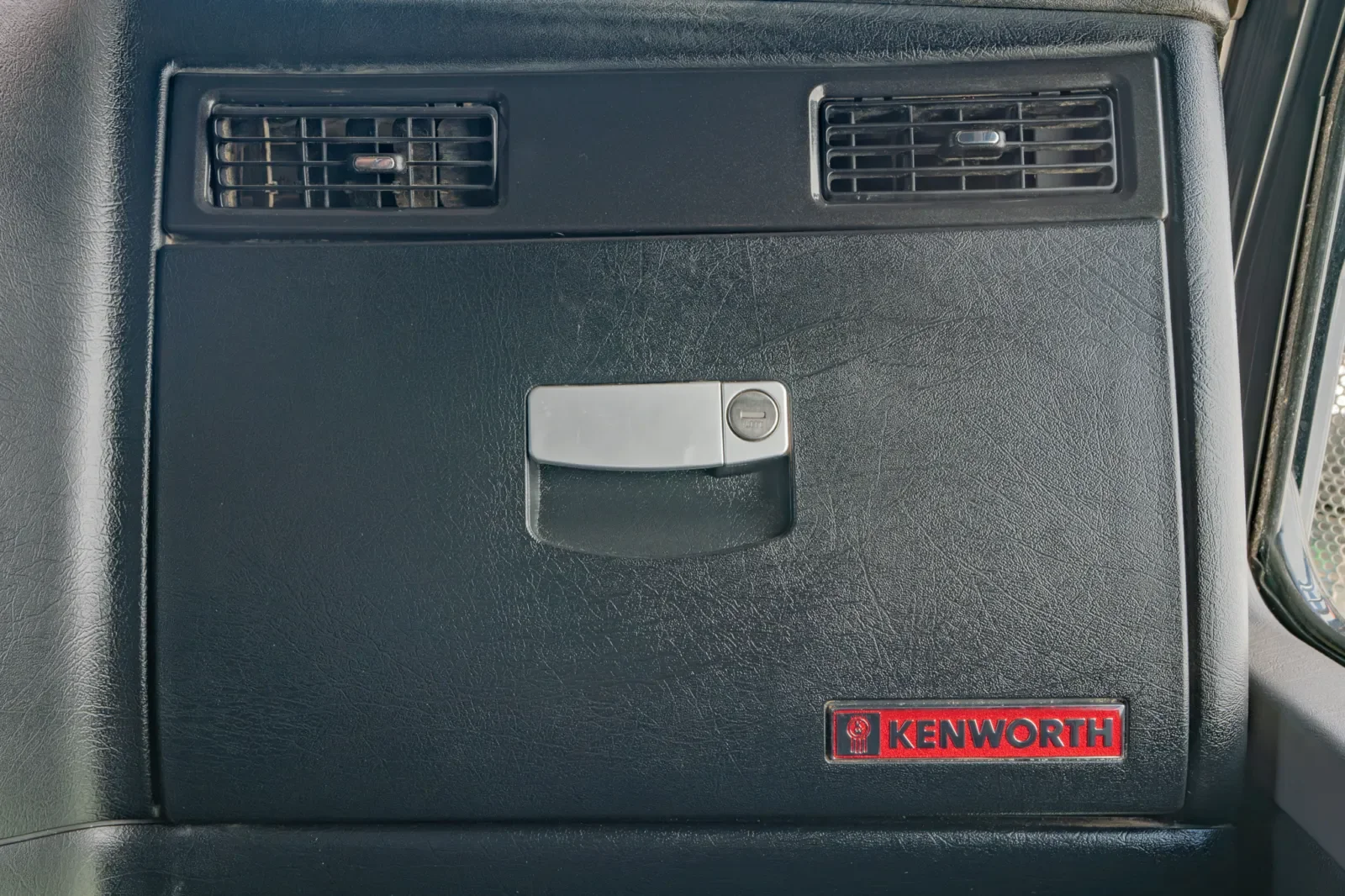 2020 Kenworth W900 - image 18