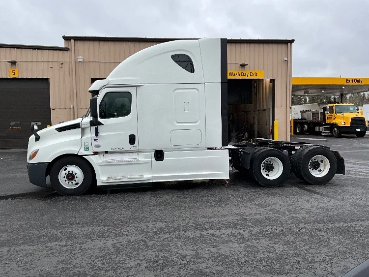 2020 Freightliner Cascadia - image 4