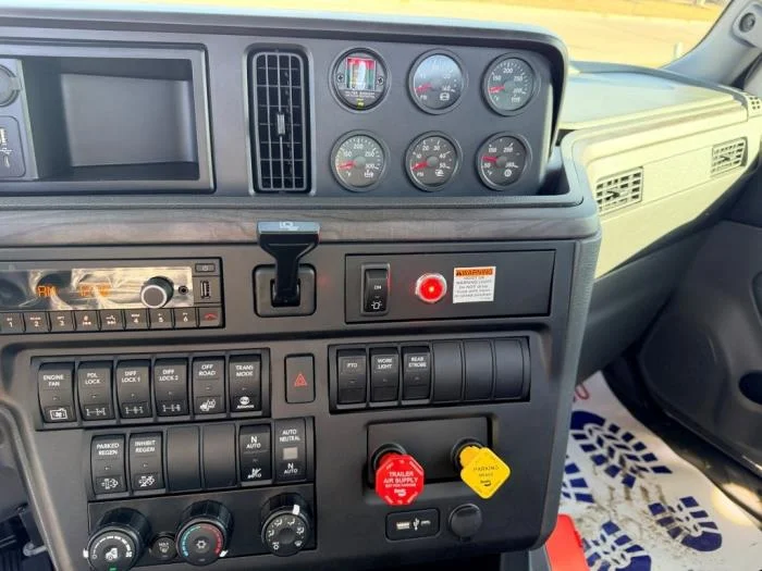 2026 International HX - image 25