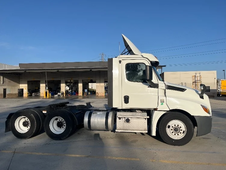 2018 Freightliner Cascadia - image 8
