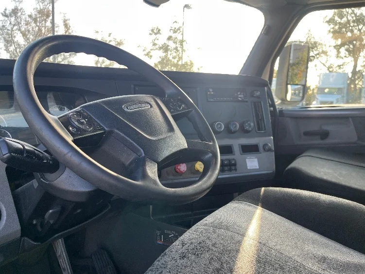 2018 Freightliner Cascadia - image 10
