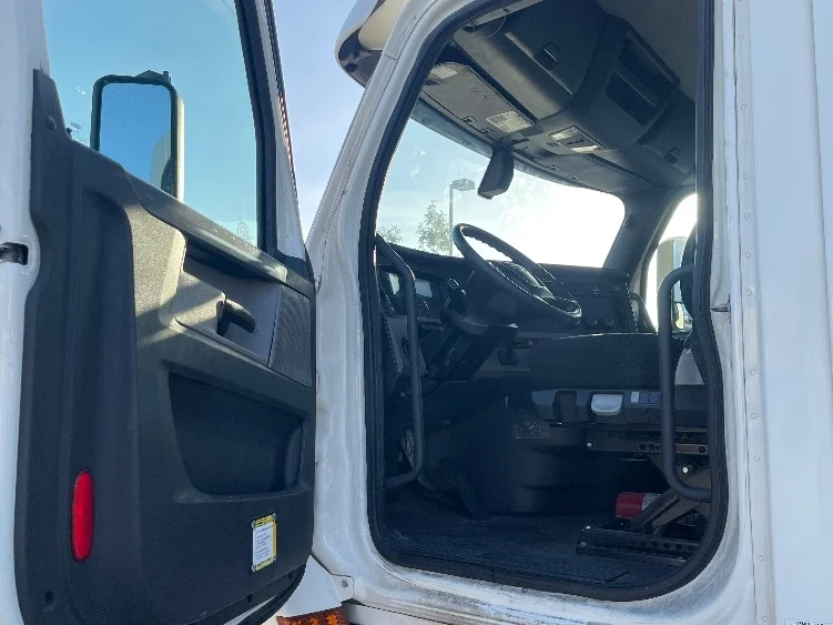 2018 Freightliner Cascadia - image 9