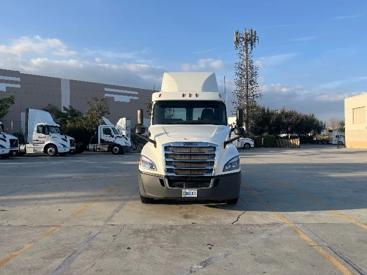 2018 Freightliner Cascadia - image 2