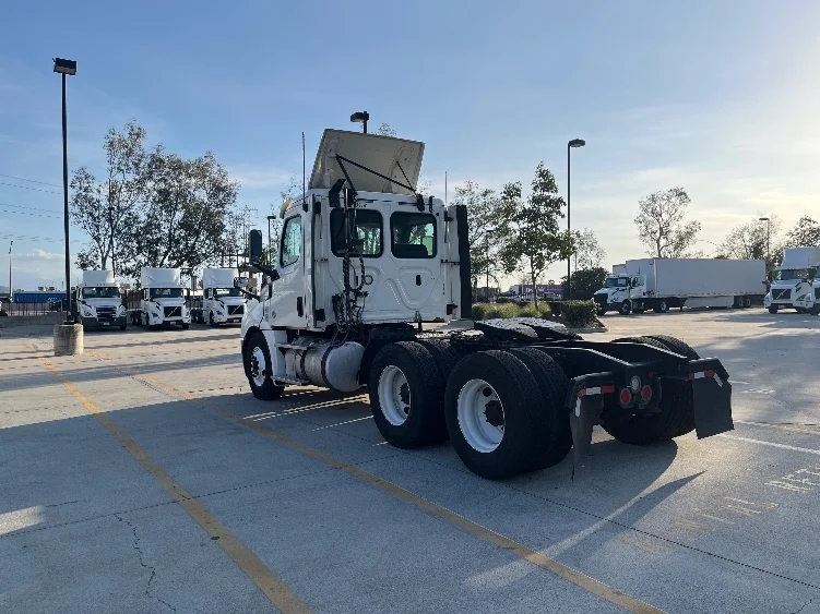 2018 Freightliner Cascadia - image 5