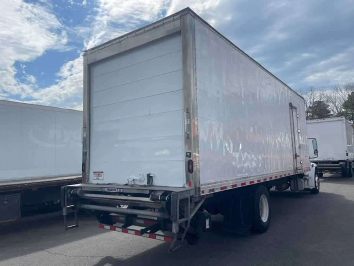 2019 Freightliner M2 106 in Farmingdale, NY — photo 4