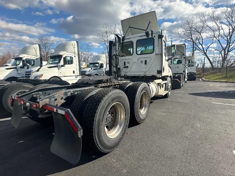 2020 Freightliner Cascadia in Jessup, MD — photo 7