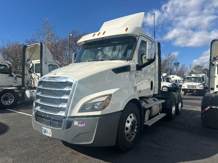 2020 Freightliner Cascadia in Jessup, MD — photo 3