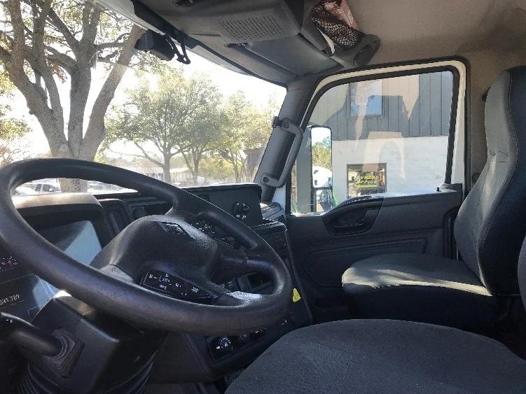 2018 International LT - image 10