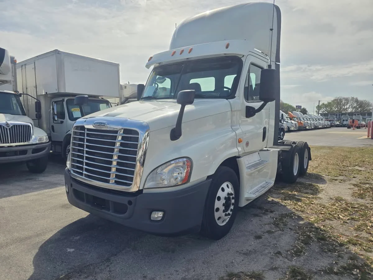 2019 Freightliner Cascadia - image 3