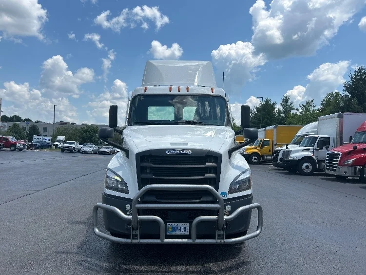2021 Freightliner Cascadia - image 2