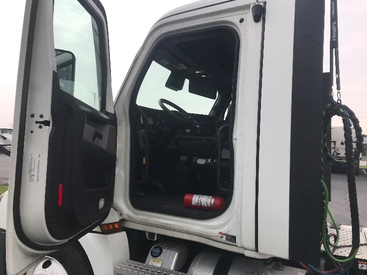 2021 Freightliner Cascadia - image 9