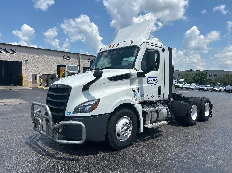 2021 Freightliner Cascadia - image 3