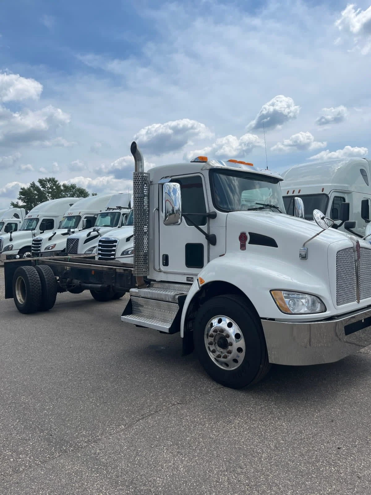 2021 Kenworth T370 in Minneapolis, MN — photo 3