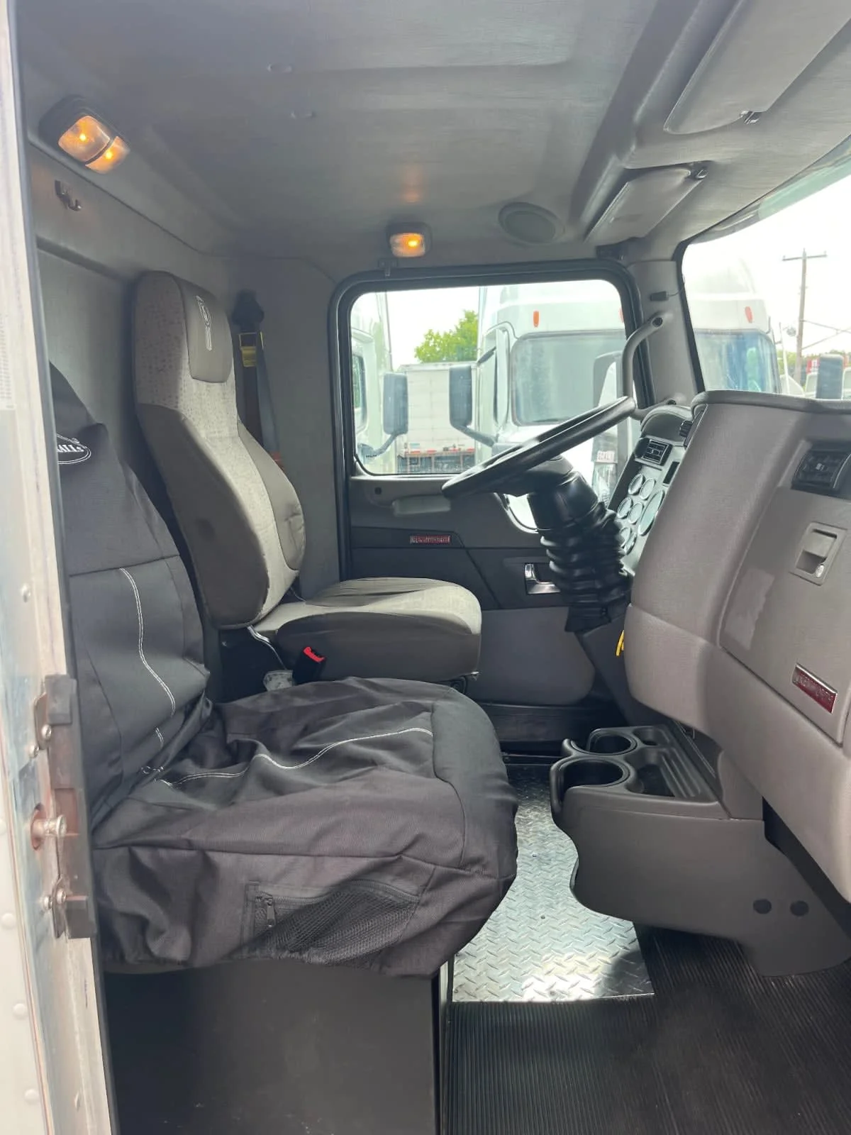 2021 Kenworth T370 in Minneapolis, MN — photo 12