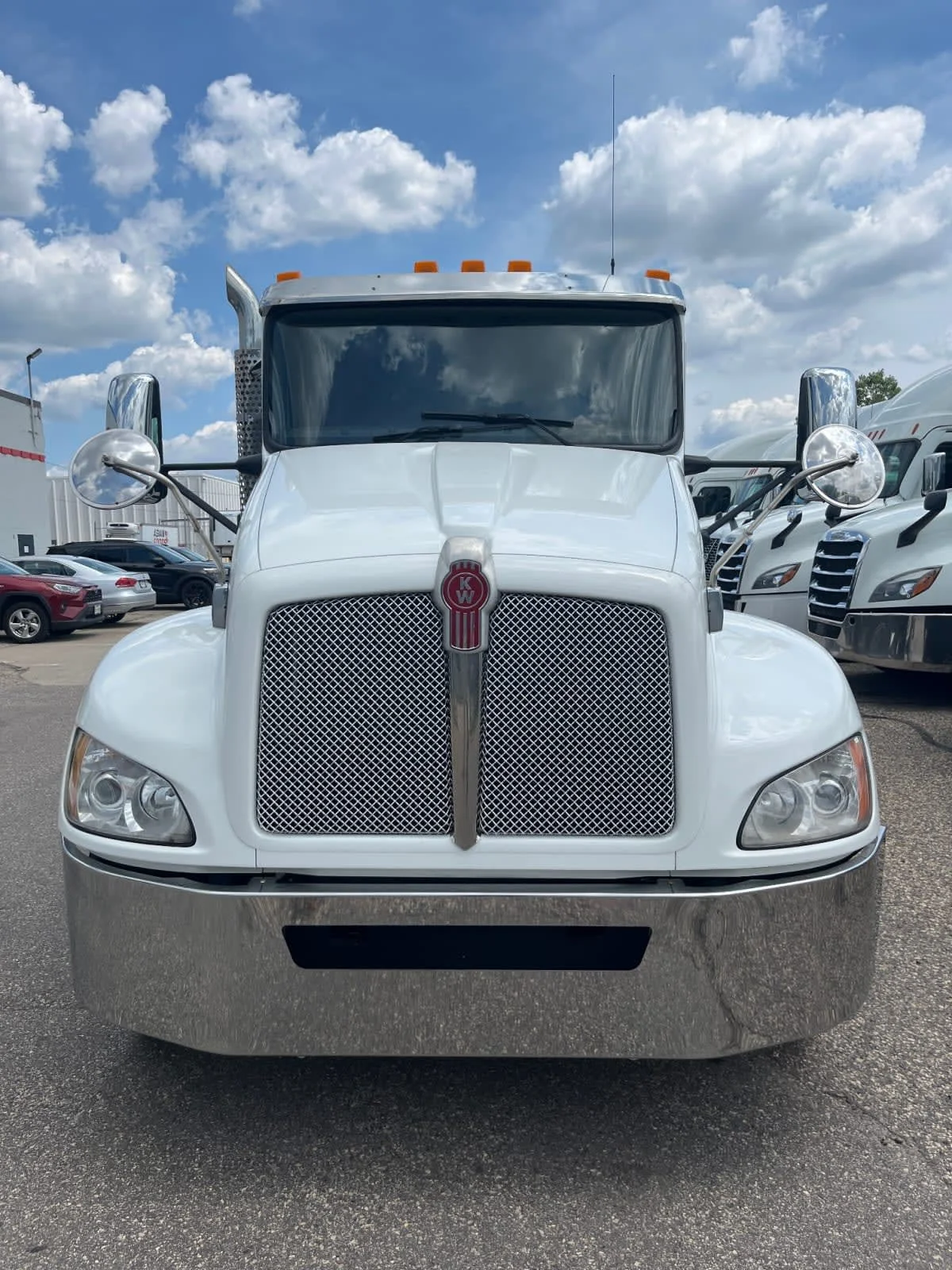 2021 Kenworth T370 in Minneapolis, MN — photo 2