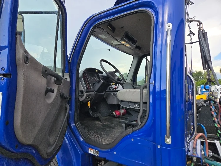 2020 Freightliner eM2 in Tampa, FL — photo 9
