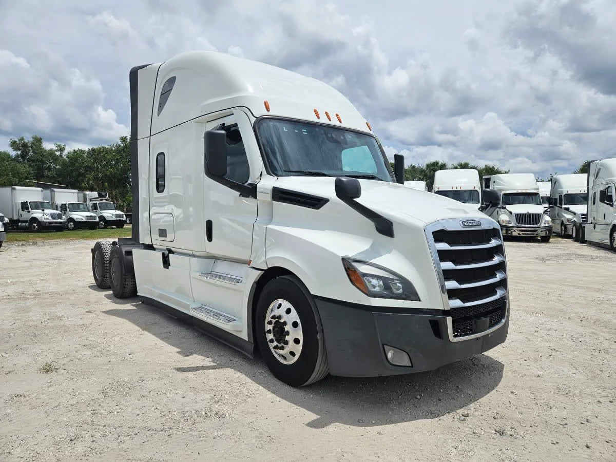 2023 Freightliner Cascadia in Orlando, FL — photo 3