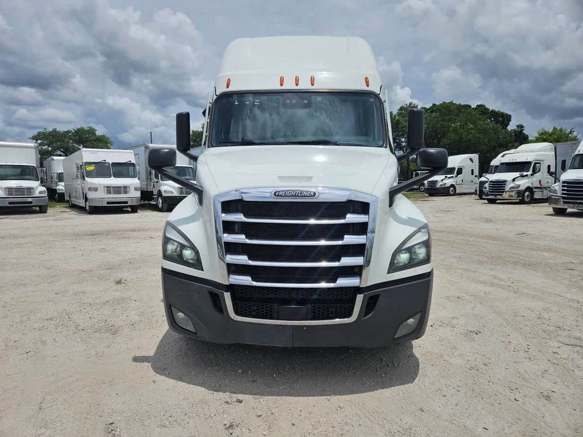 2023 Freightliner Cascadia in Orlando, FL — photo 2
