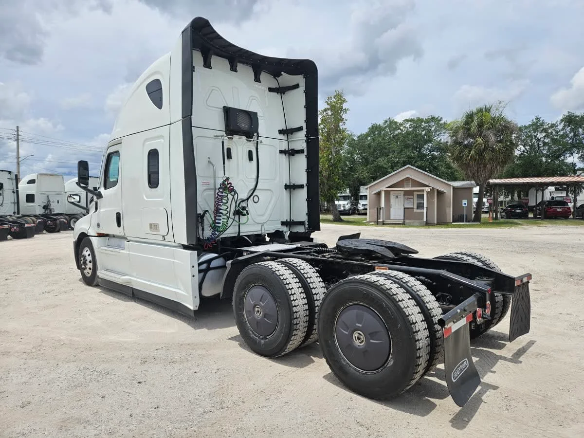 2023 Freightliner Cascadia in Orlando, FL — photo 6