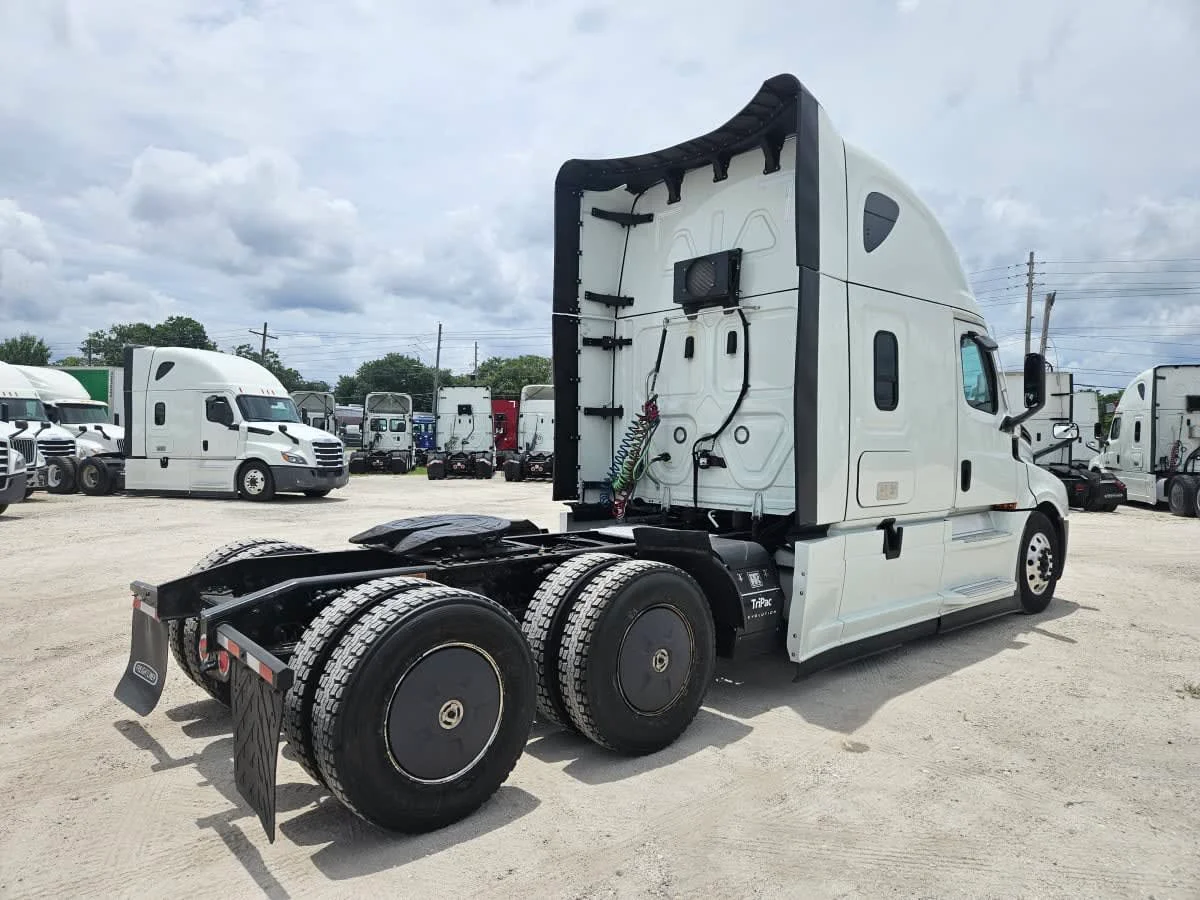 2023 Freightliner Cascadia in Orlando, FL — photo 4