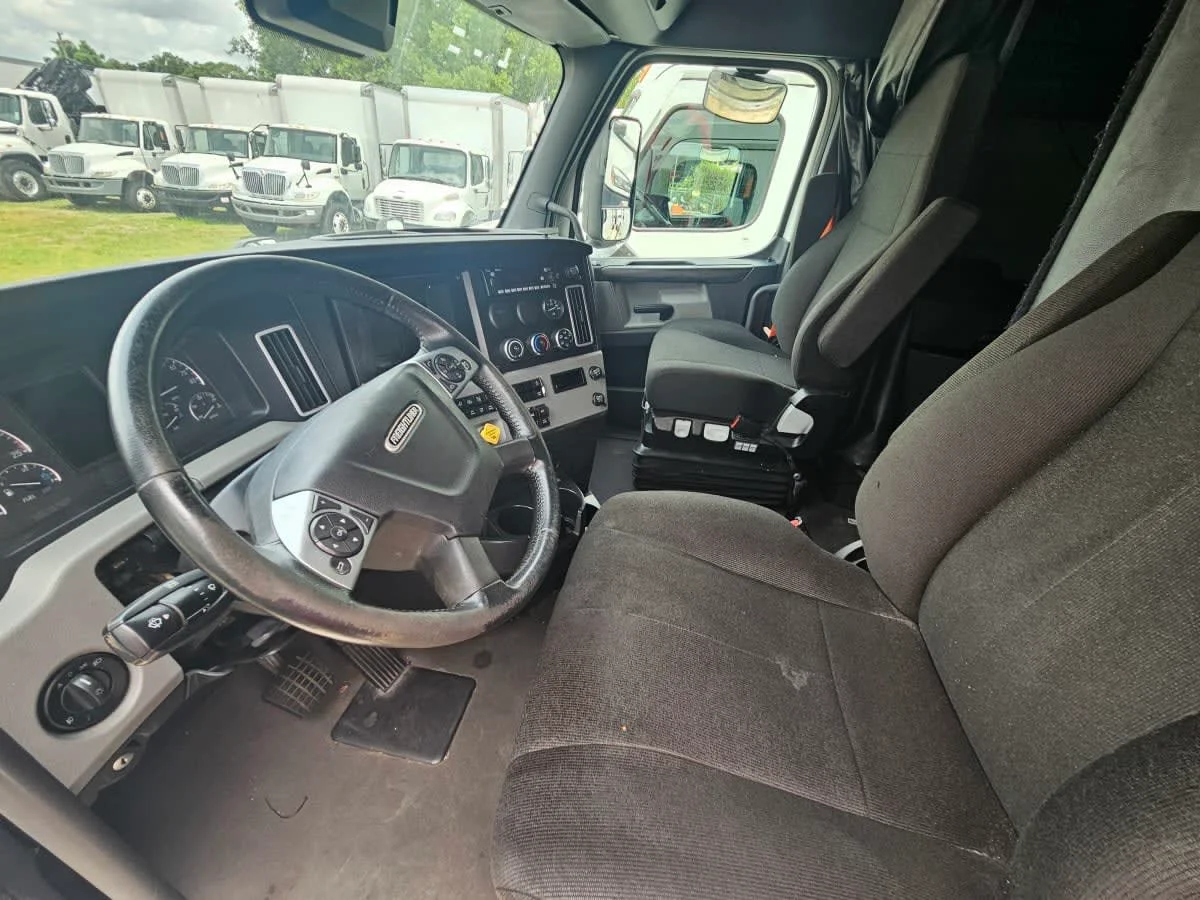 2023 Freightliner Cascadia in Orlando, FL — photo 7