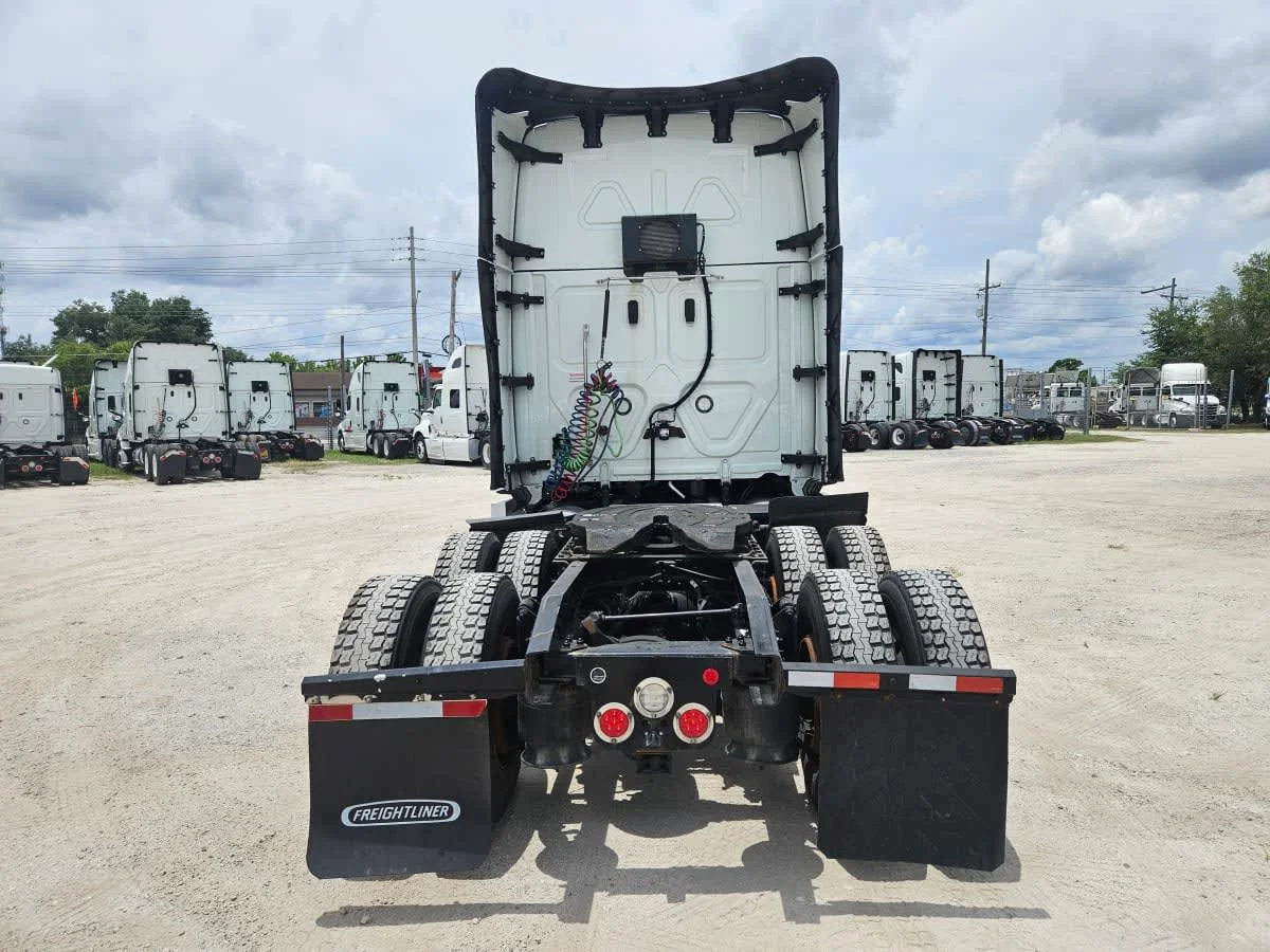 2023 Freightliner Cascadia in Orlando, FL — photo 5
