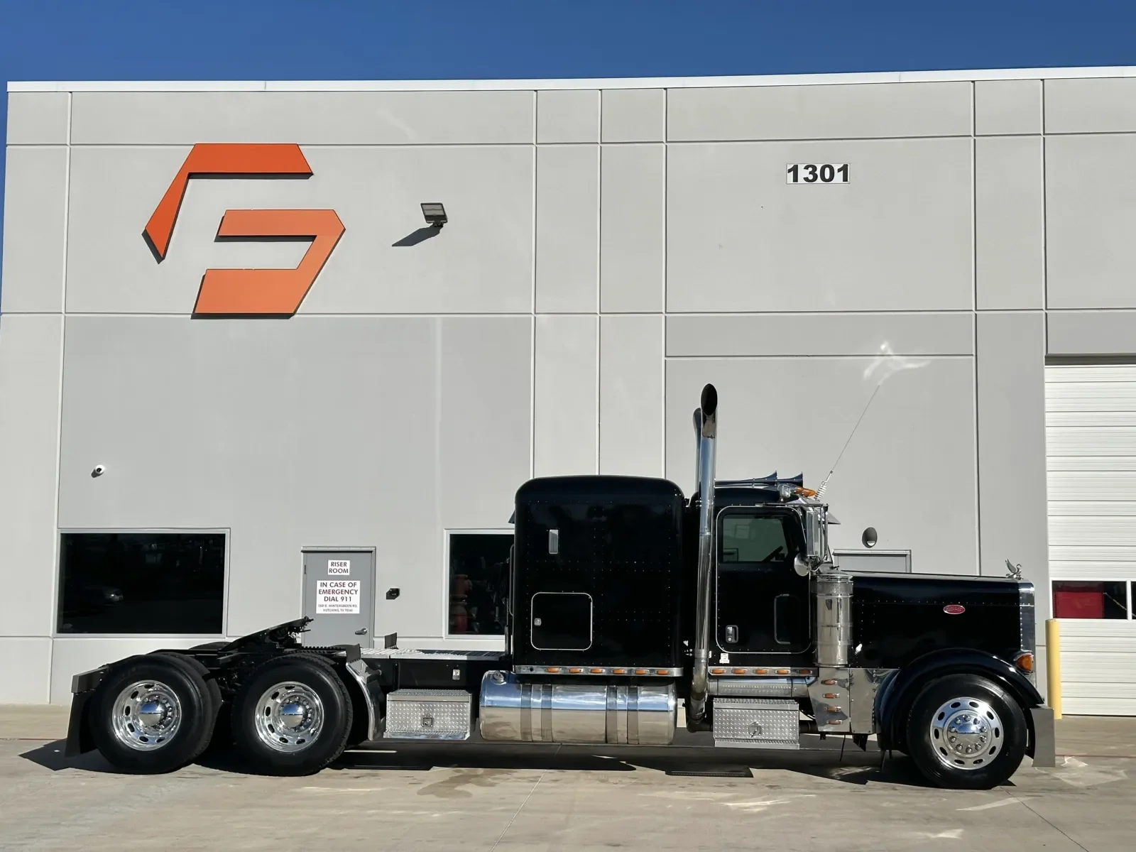 2005 Peterbilt 379 in Hutchins, TX — photo 3