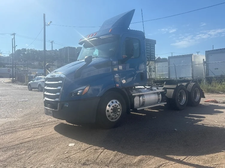 2020 Freightliner Cascadia in Monmouth Junction, NJ — photo 3